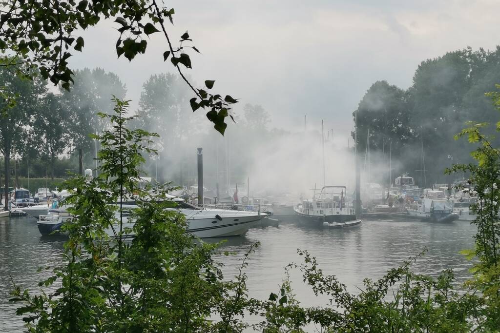 Twee boten in brand, Ã©Ã©n persoon overleden
