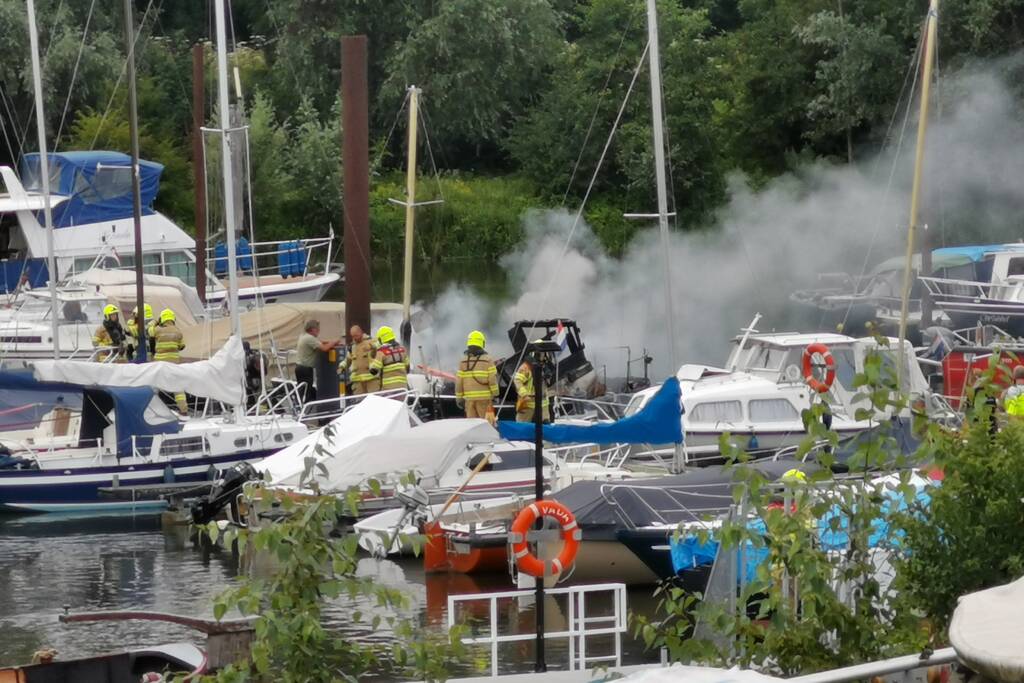 Twee boten in brand, Ã©Ã©n persoon overleden