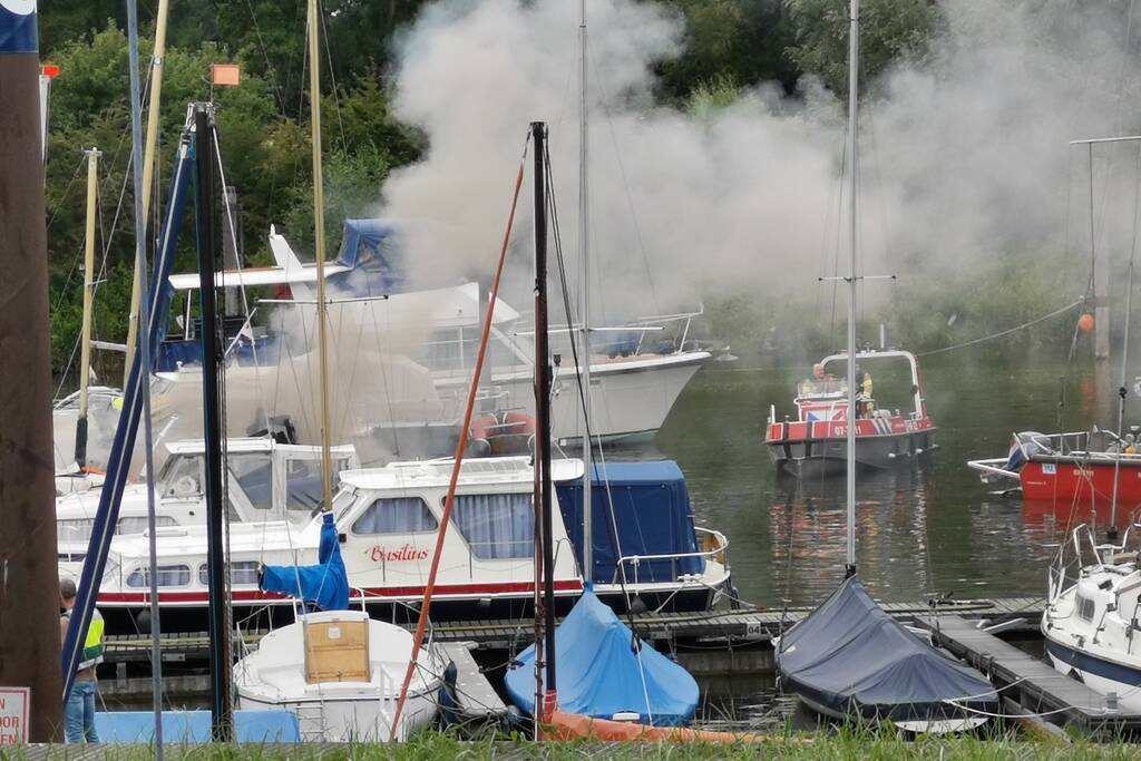 Twee boten in brand, Ã©Ã©n persoon overleden