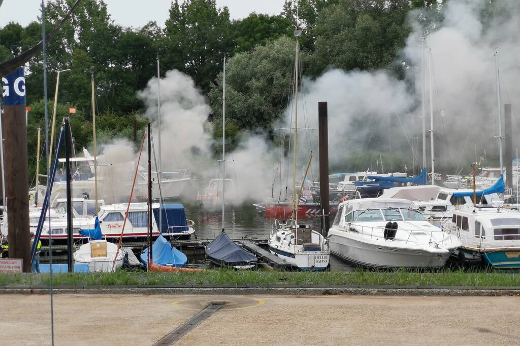 Twee boten in brand, Ã©Ã©n persoon overleden
