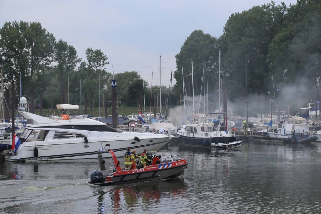 Twee boten in brand, Ã©Ã©n persoon overleden