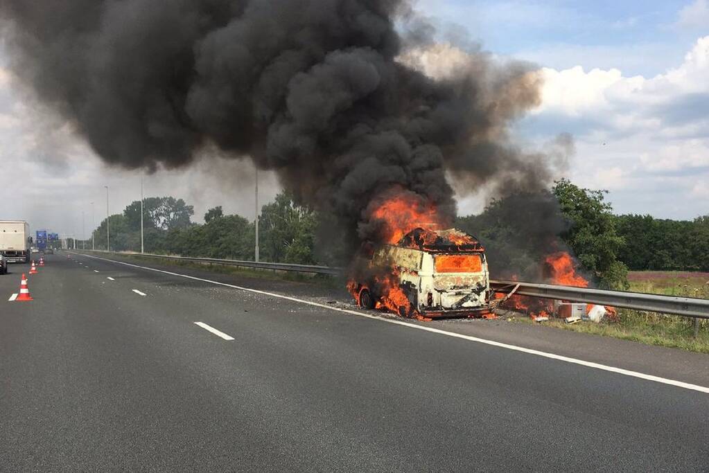 Bestelbus gaat in vlammen op
