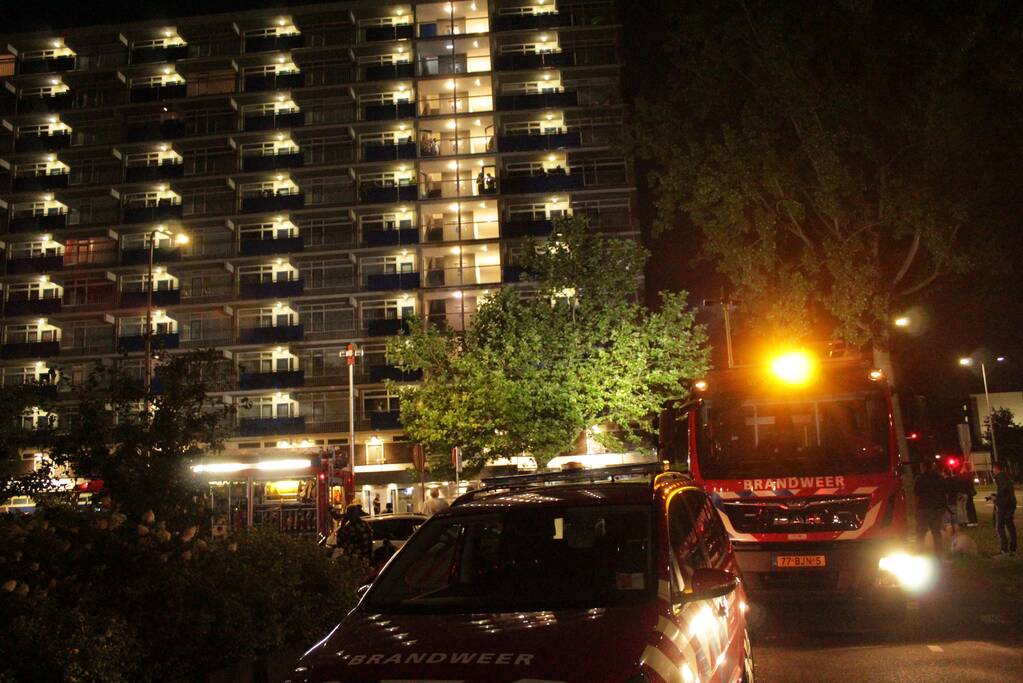 Twee personen ademen rook in bij brand in flat