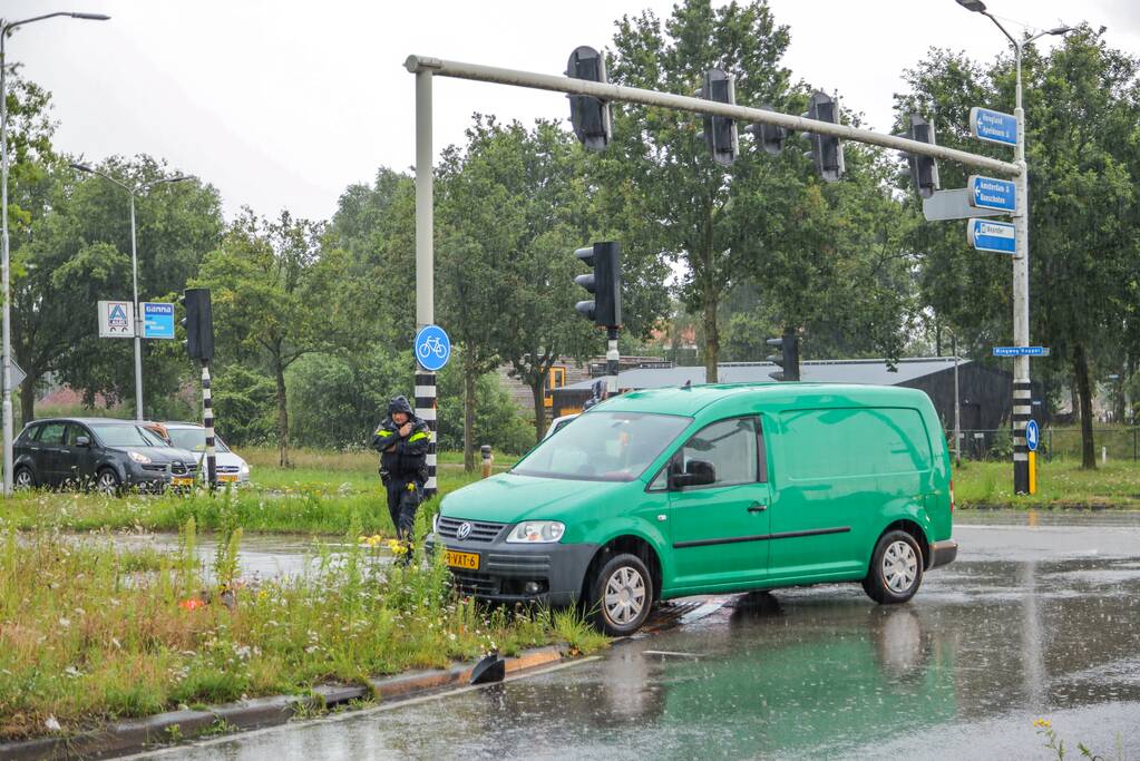 Bestelwagens knalt op stoplicht