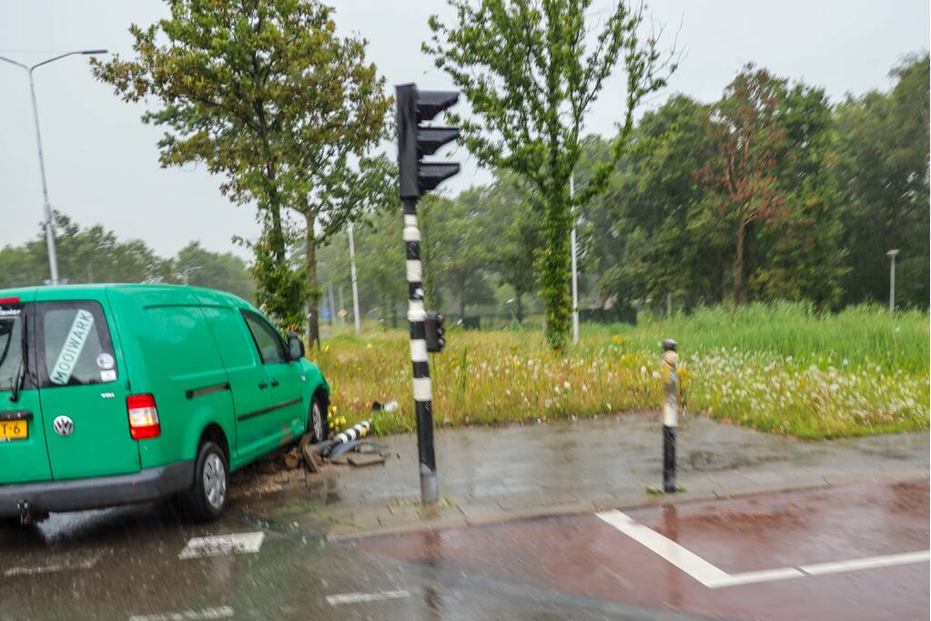 Bestelwagens knalt op stoplicht