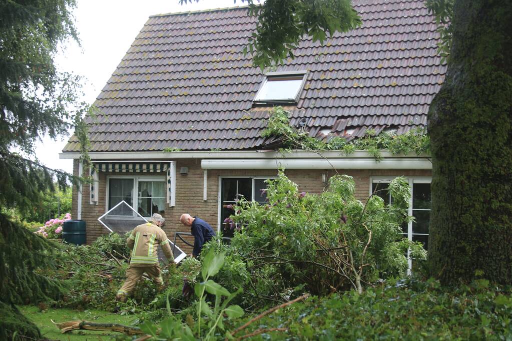 Grote tak valt op woning