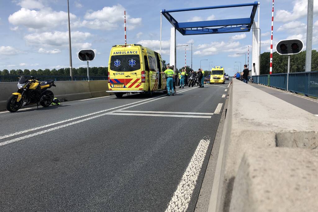 Motorrijder botst achterop auto en raakt ernstig gewond
