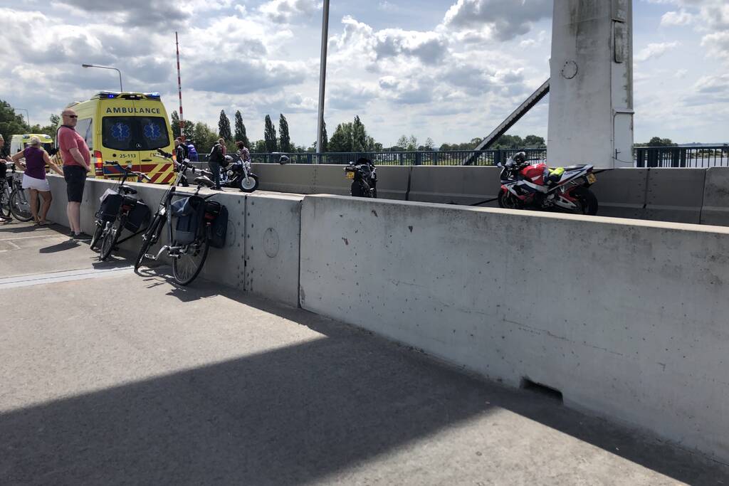 Motorrijder botst achterop auto en raakt ernstig gewond