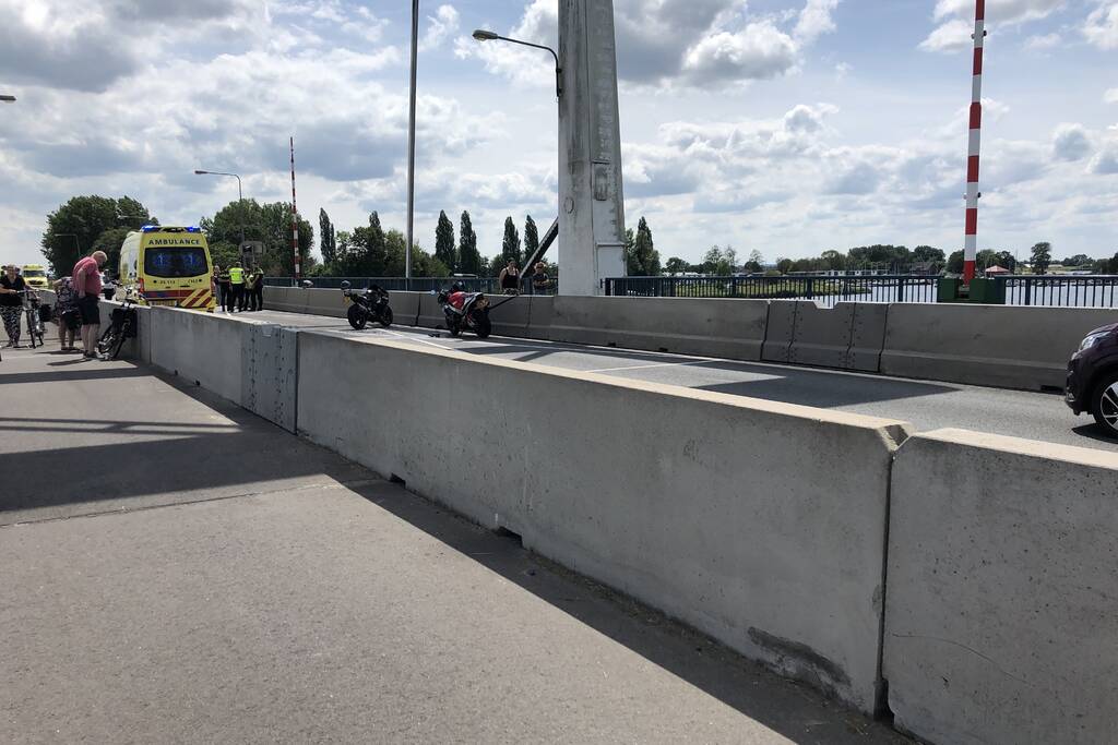 Motorrijder botst achterop auto en raakt ernstig gewond