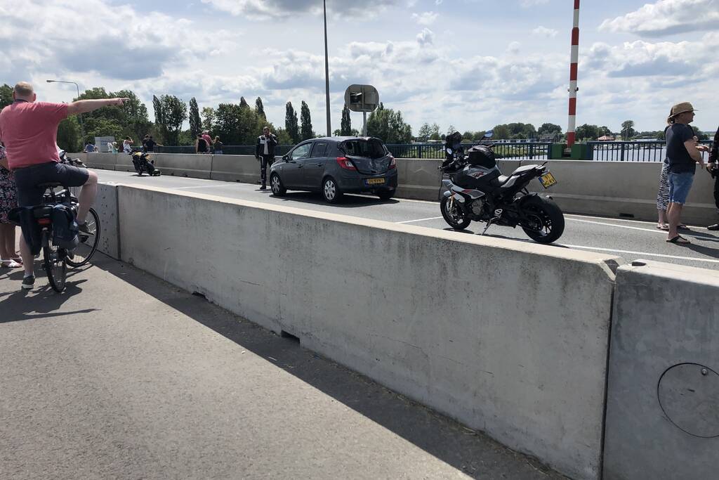 Motorrijder botst achterop auto en raakt ernstig gewond