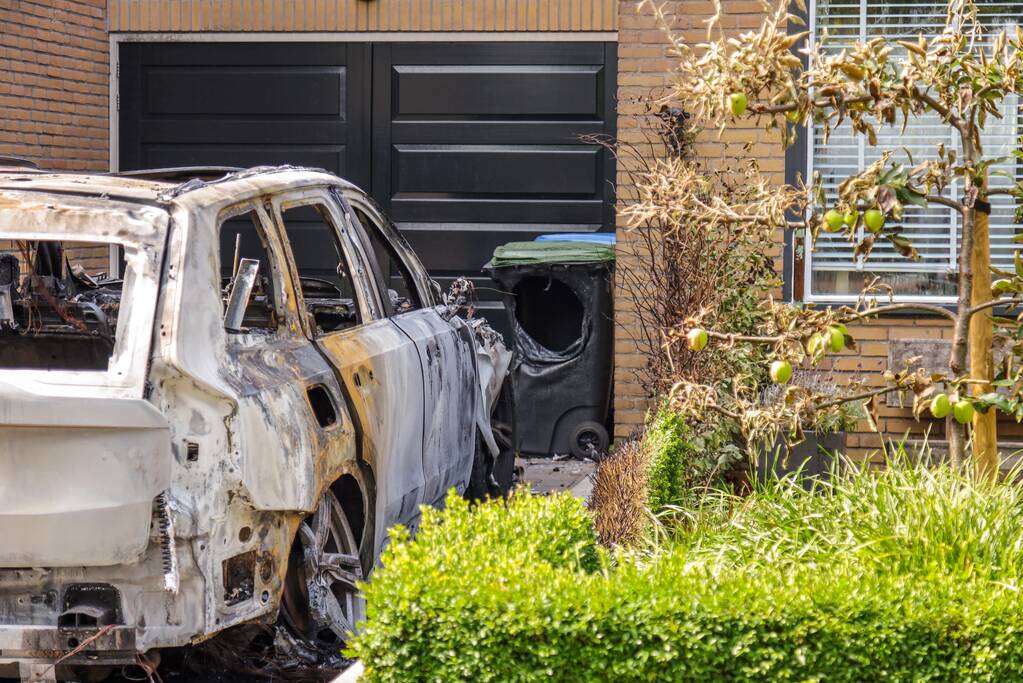 Geparkeerde auto bij woning gaat in vlammen op, mogelijk brandstichting