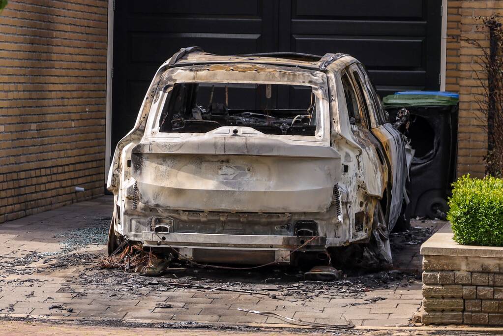 Geparkeerde auto bij woning gaat in vlammen op, mogelijk brandstichting