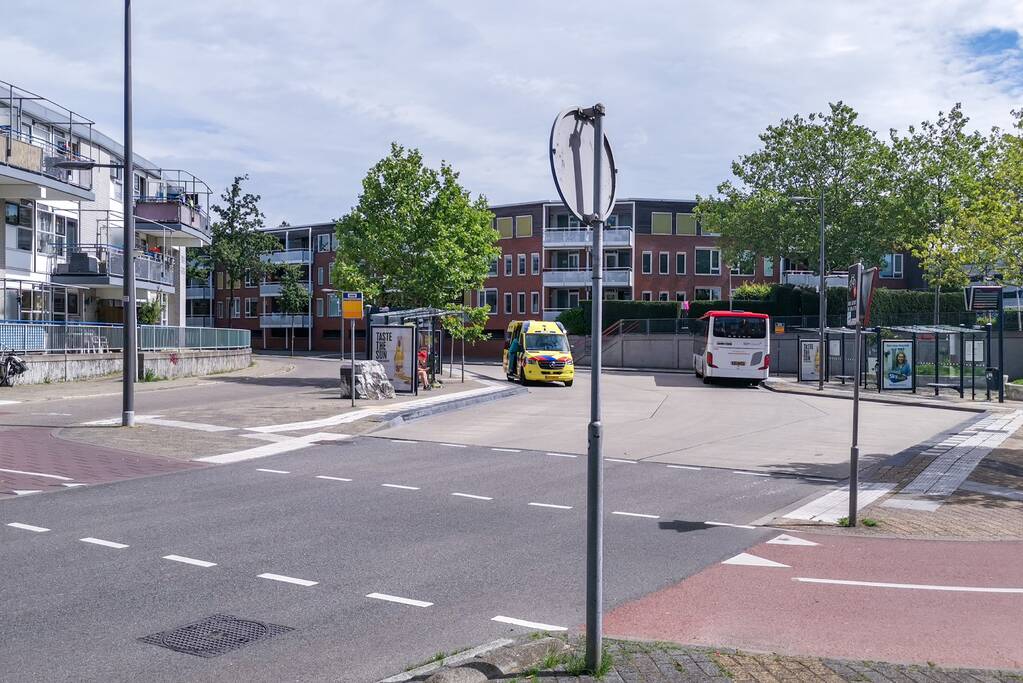 Vrouw met voet tussen spaken fiets