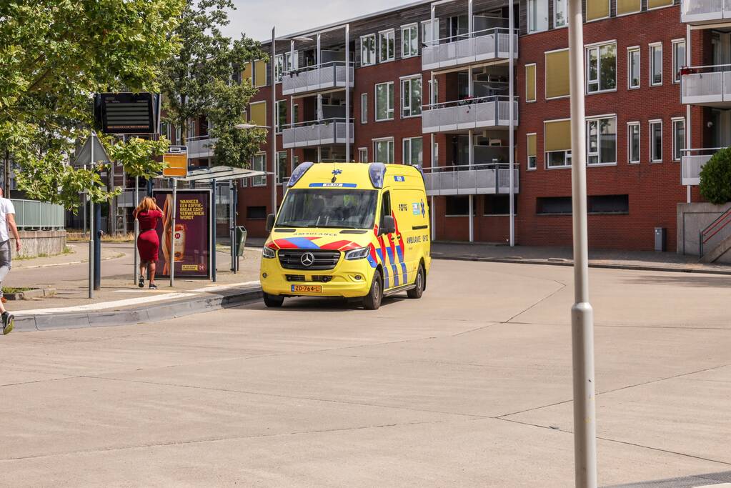 Vrouw met voet tussen spaken fiets