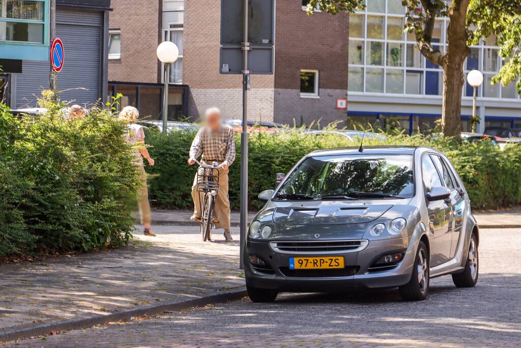 Auto botst op fietser