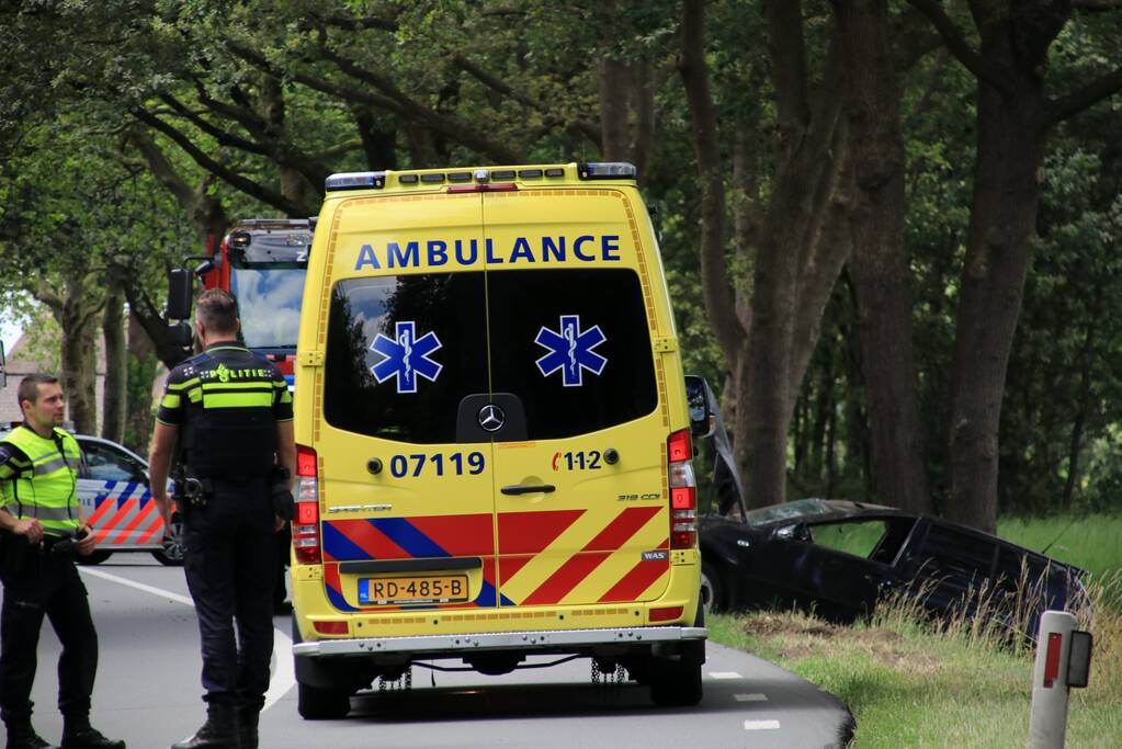 Auto raakt van de weg en belandt in greppel