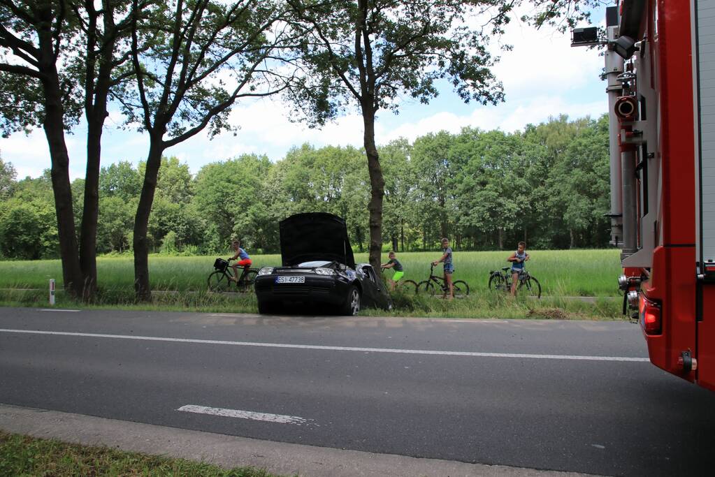 Auto raakt van de weg en belandt in greppel