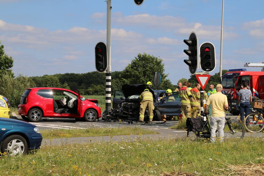 Twee auto's frontaal op elkaar gebotst
