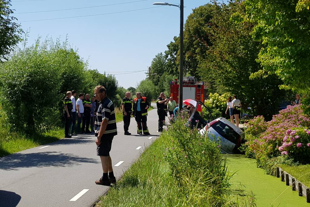 Auto slingert over de weg en belandt in sloot