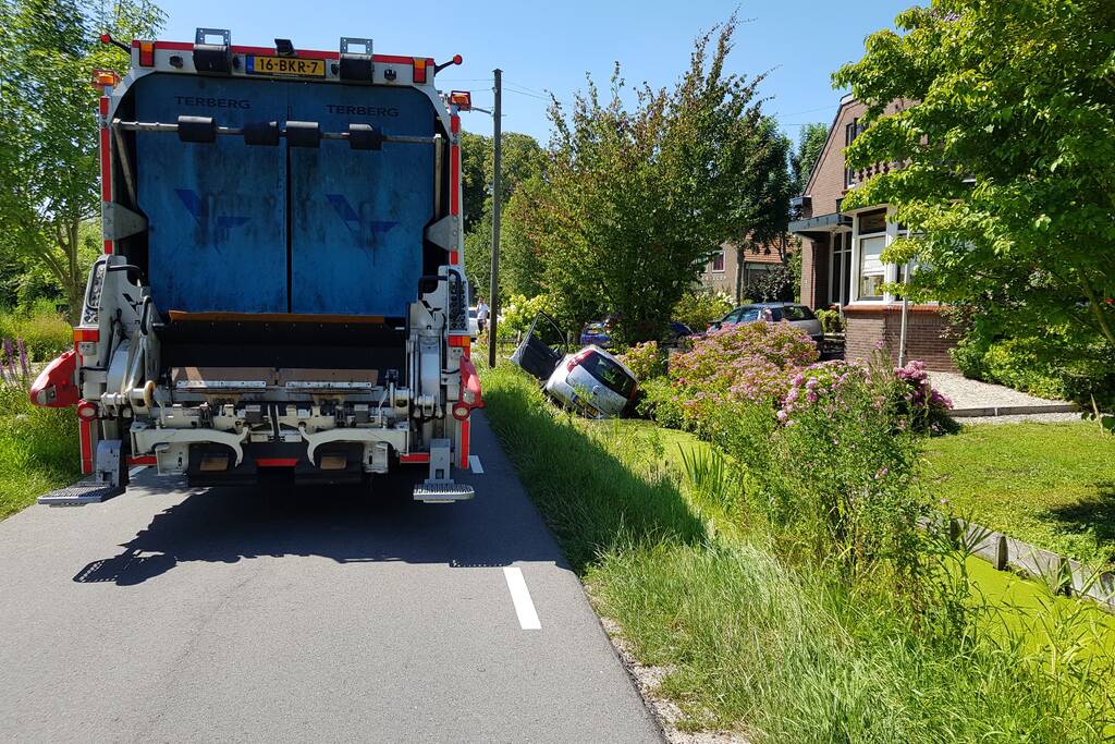 Auto slingert over de weg en belandt in sloot