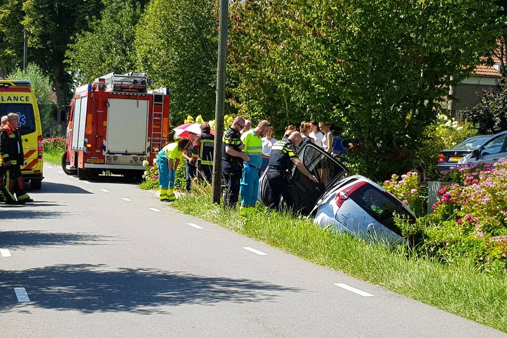 Auto slingert over de weg en belandt in sloot