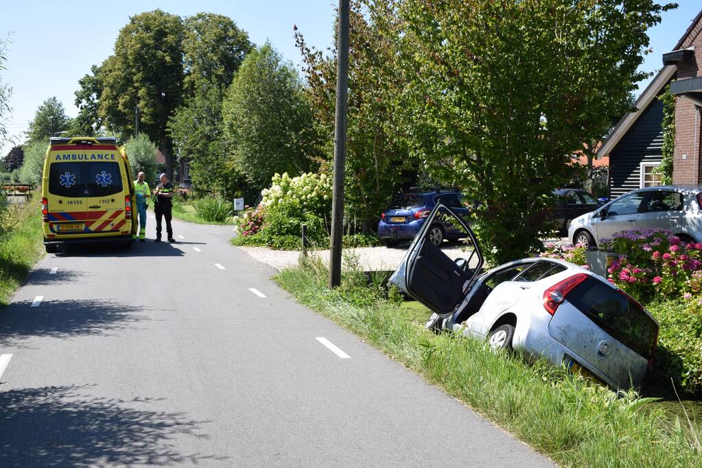 Auto slingert over de weg en belandt in sloot
