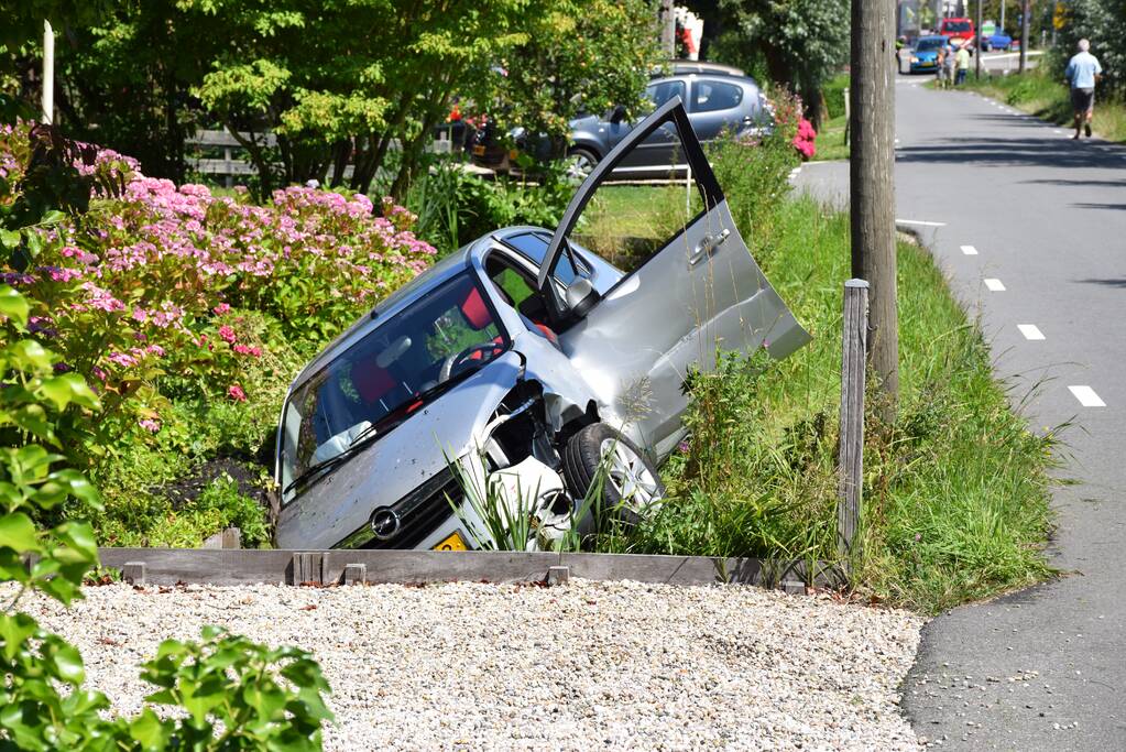 Auto slingert over de weg en belandt in sloot