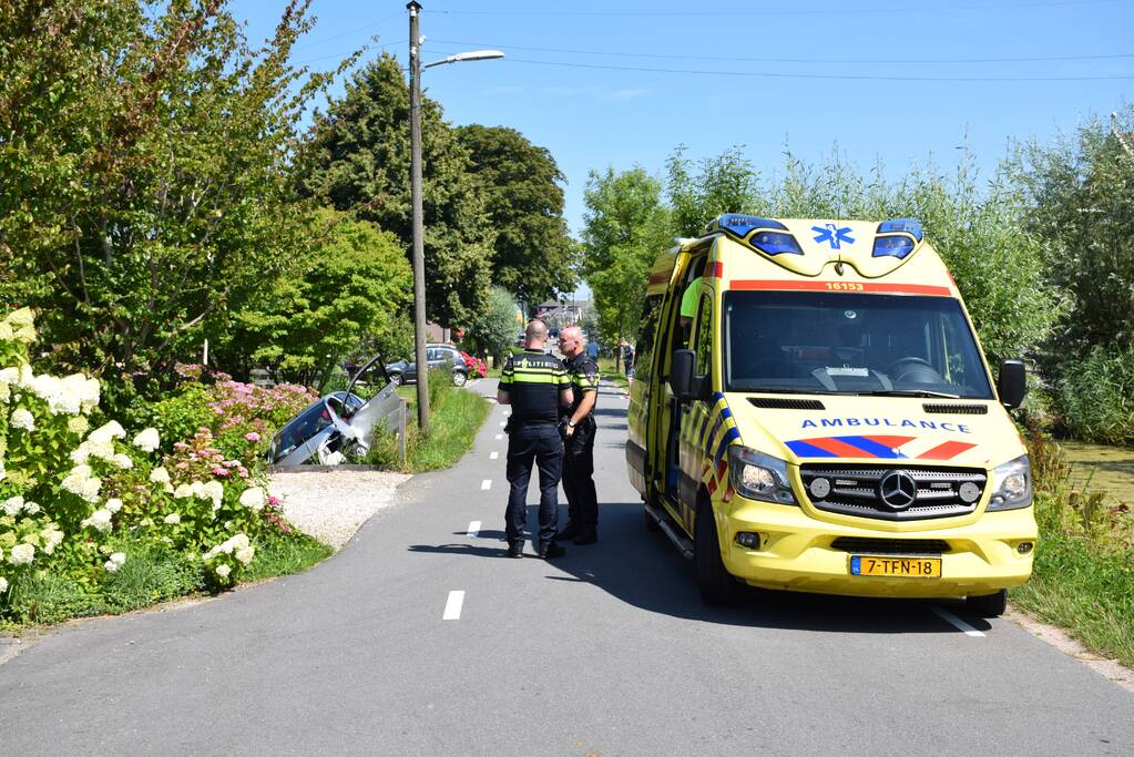 Auto slingert over de weg en belandt in sloot