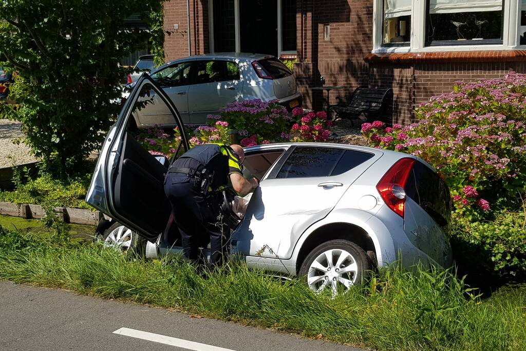 Auto slingert over de weg en belandt in sloot