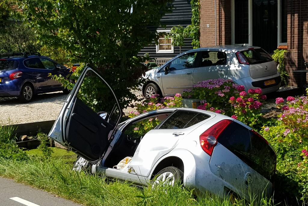 Auto slingert over de weg en belandt in sloot