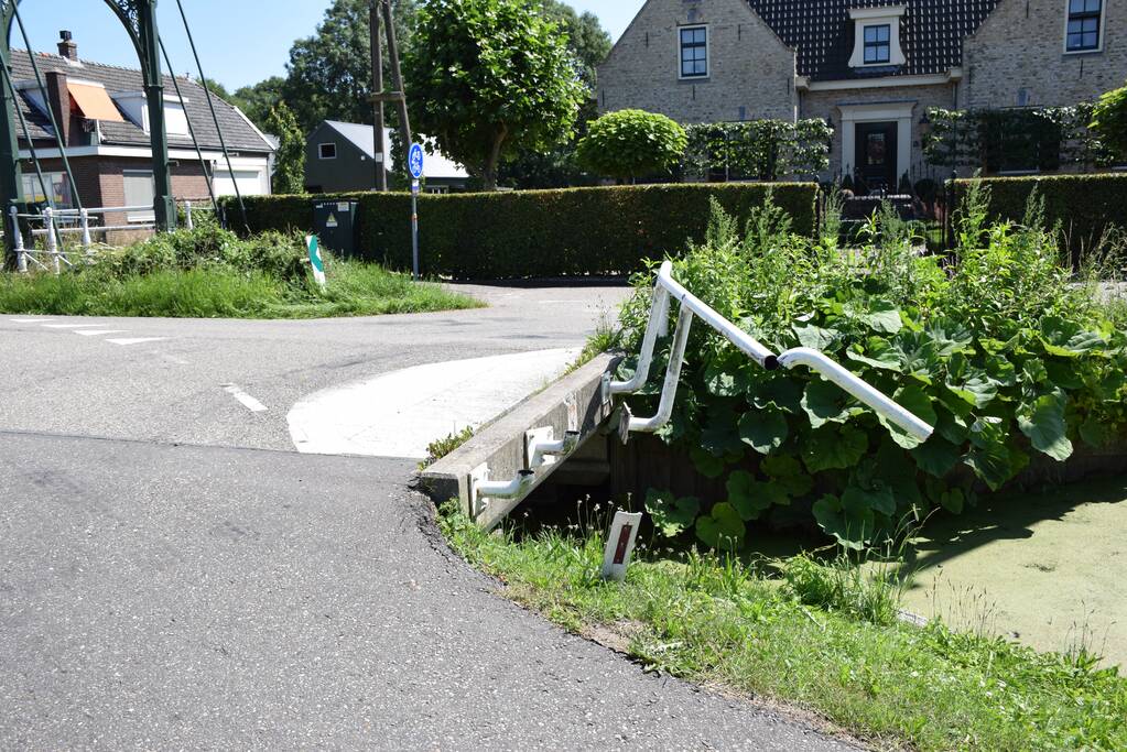 Auto slingert over de weg en belandt in sloot