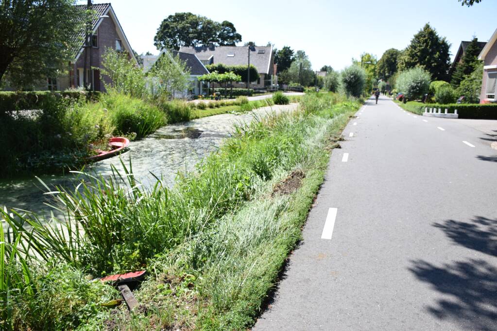 Auto slingert over de weg en belandt in sloot