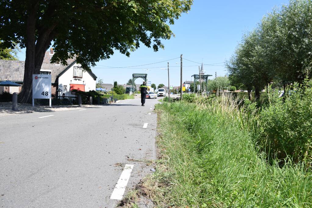 Auto slingert over de weg en belandt in sloot