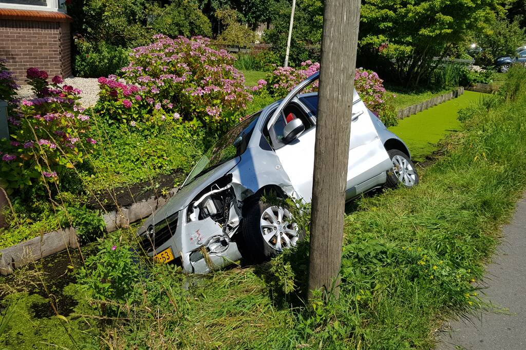 Auto slingert over de weg en belandt in sloot