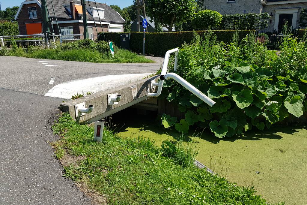 Auto slingert over de weg en belandt in sloot