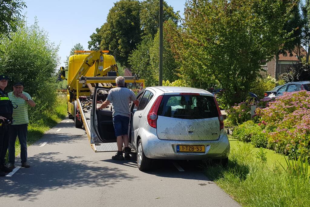 Auto slingert over de weg en belandt in sloot