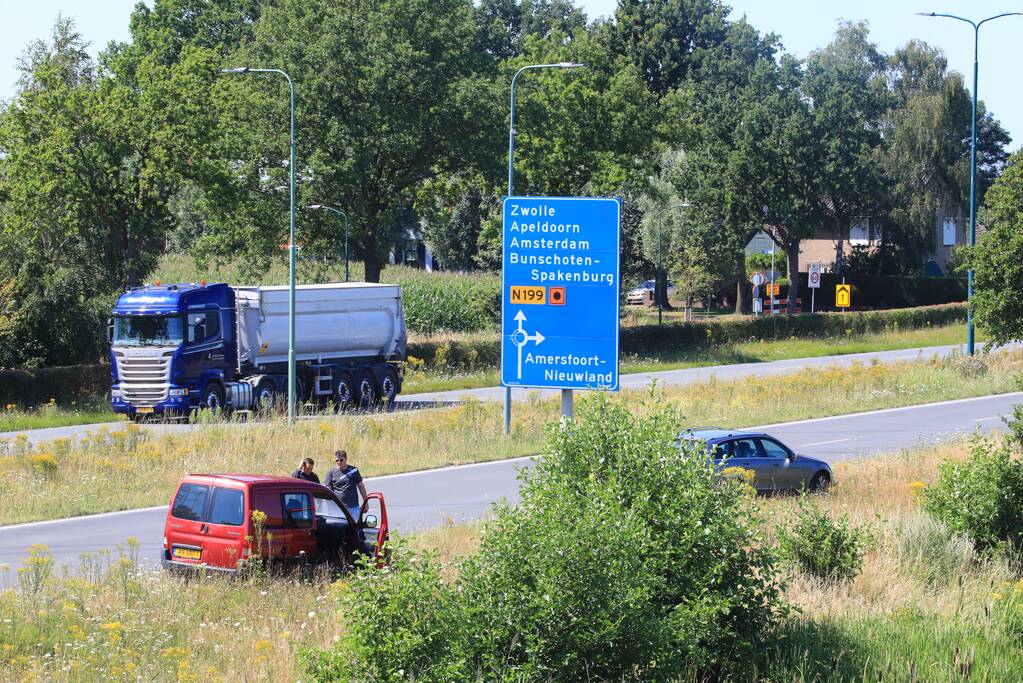 Rook onder motorkap bestelwagen