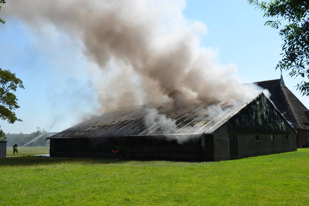 Loods naast boerderij verwoest door brand