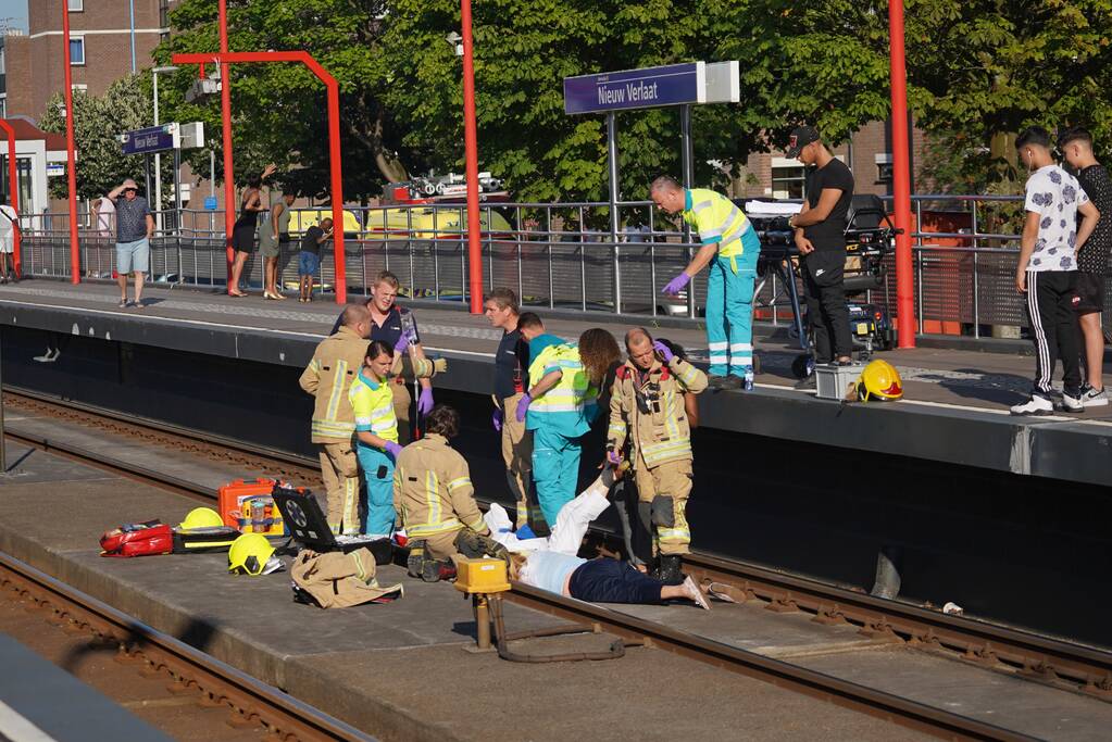 Persoon valt met scootmobiel van metroperron