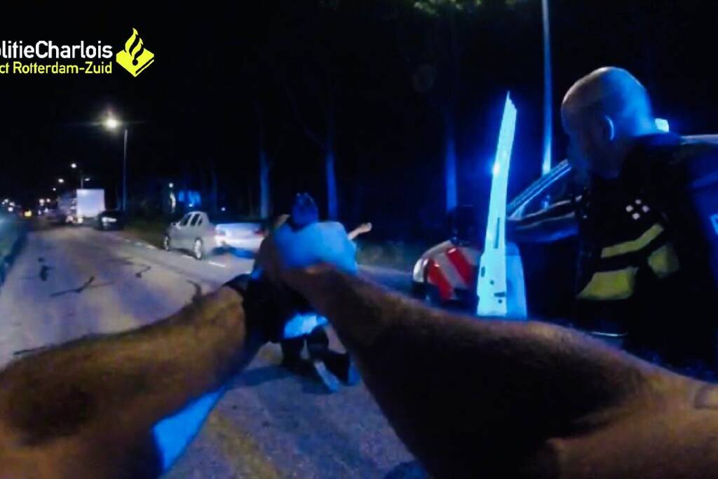 Politie houdt automobilist aan met getrokken wapens