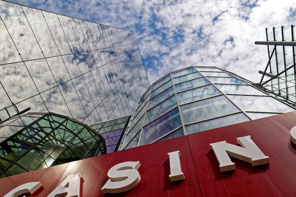 Inbreker van dak casino geplukt