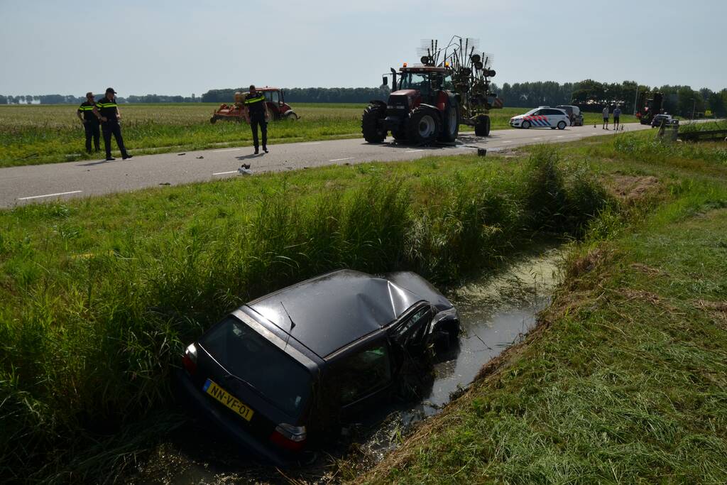 Auto botst op afslaande tractor