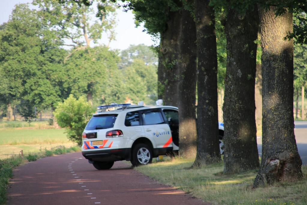 Zwaar bewapende agenten beveiligen grote drugslab