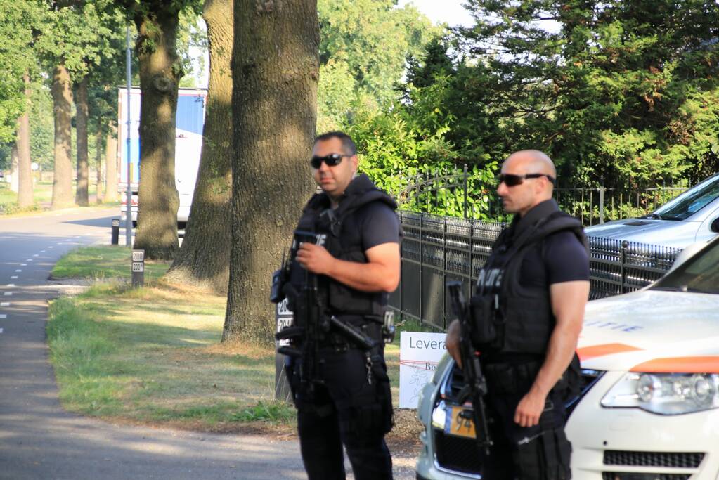 Zwaar bewapende agenten beveiligen grote drugslab