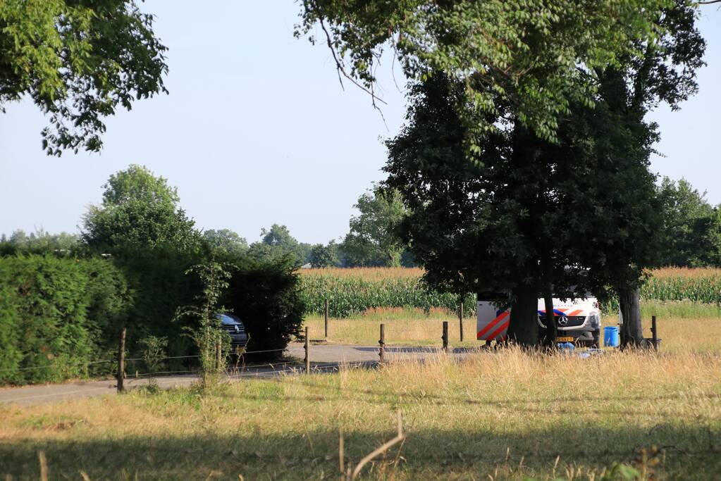 Zwaar bewapende agenten beveiligen grote drugslab