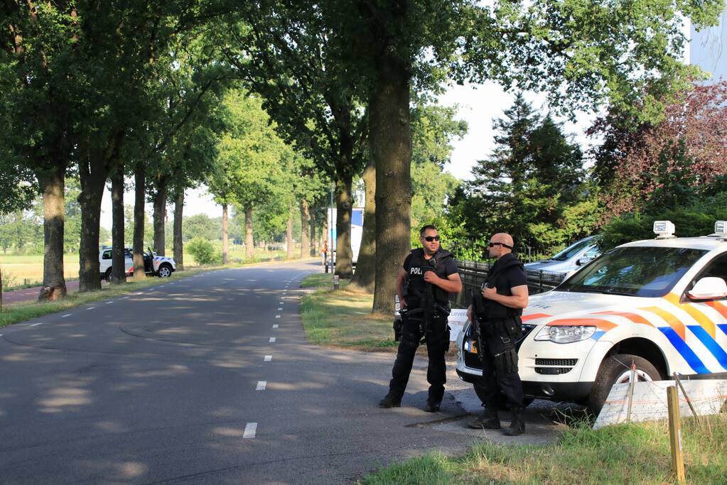 Zwaar bewapende agenten beveiligen grote drugslab