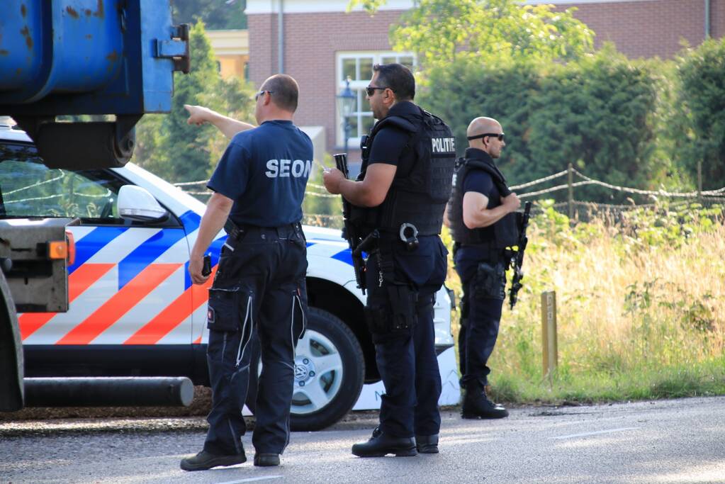 Zwaar bewapende agenten beveiligen grote drugslab