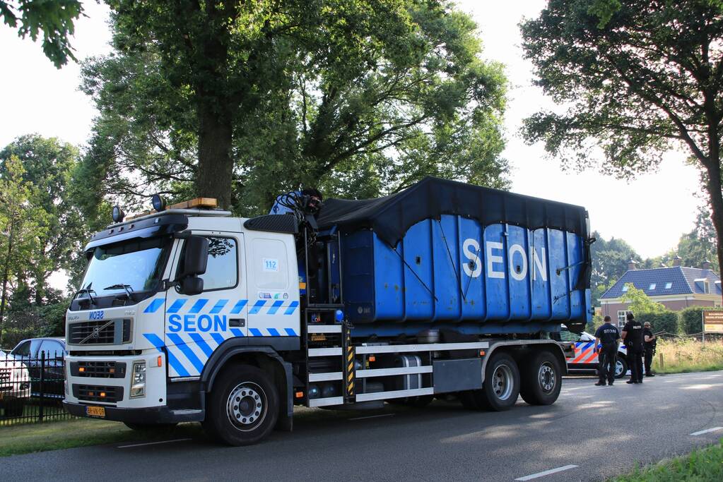 Zwaar bewapende agenten beveiligen grote drugslab