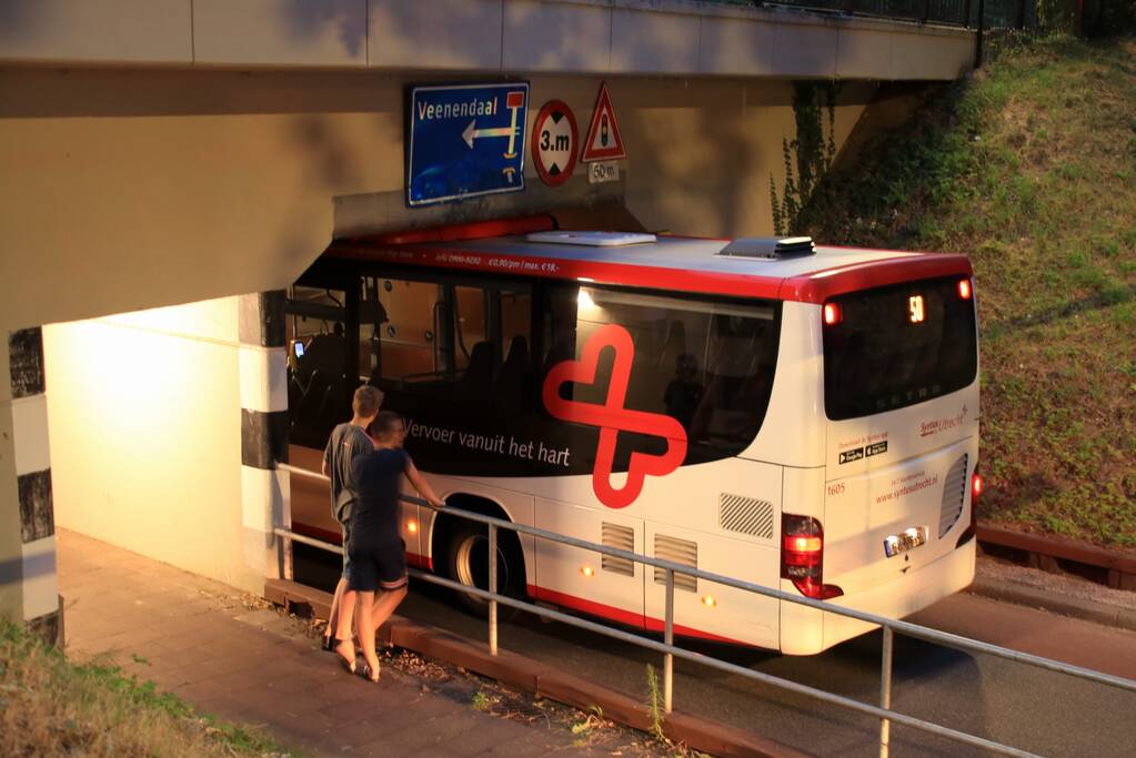 Lijnbus rijdt zich muurvast in spoortunnel