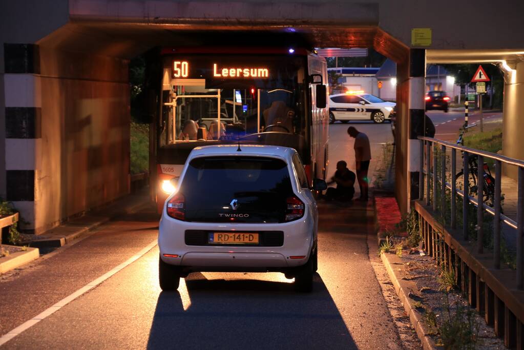 Lijnbus rijdt zich muurvast in spoortunnel